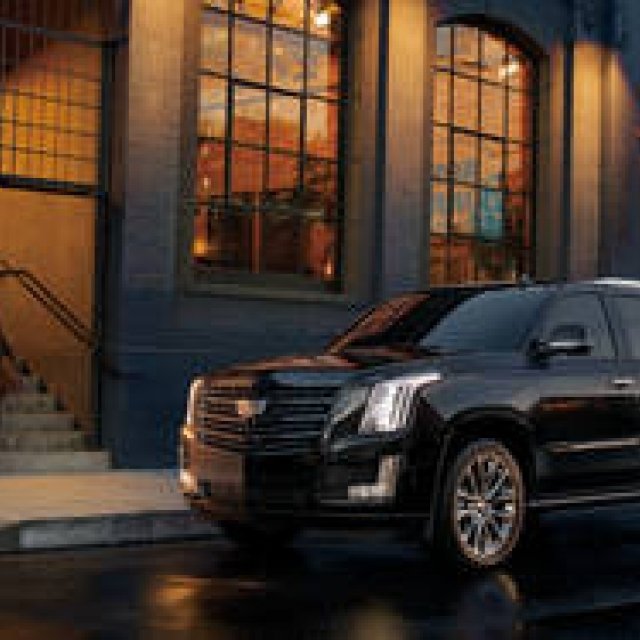 全身ブラックの特別なキャデラック エスカレード｜Cadillac ギャラリー