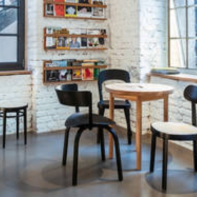 伝統的な製法を継承しながら、デザイナーの哲学を融合させた一脚｜THONET