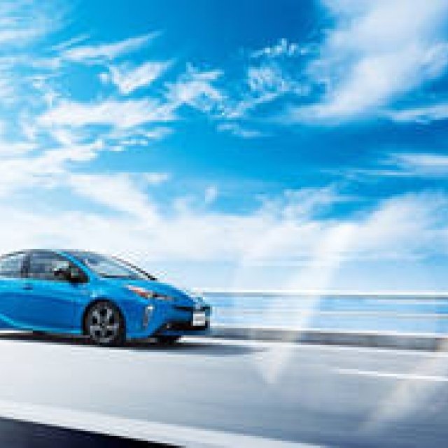 プリウスがマイナーチェンジしスタイルを一新｜Toyota