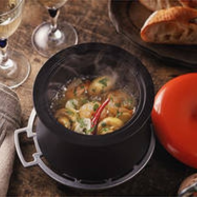 テーブルサーブにもぴったりの万能ココット鍋｜ANAORI CARBON　ギャラリー