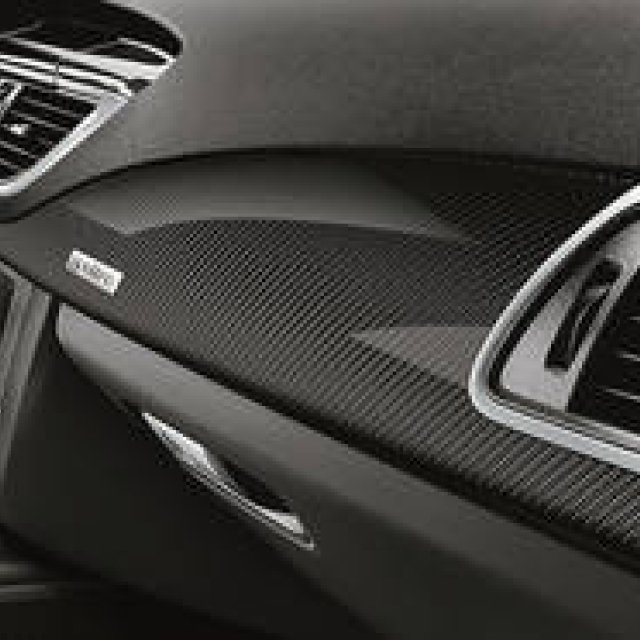 赤のアクセントとカーボンをあしらった特別なRS7｜Audi