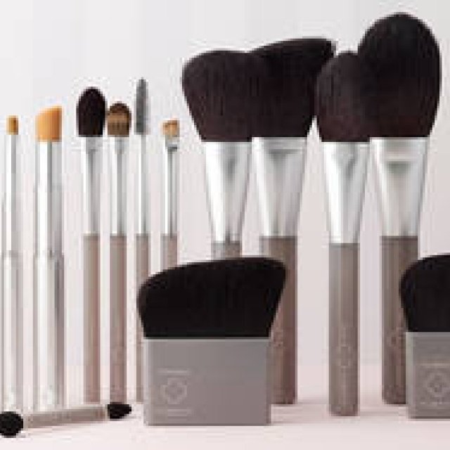 女性の肌悩みから生まれたメイクアップブラシ｜KOBAKO