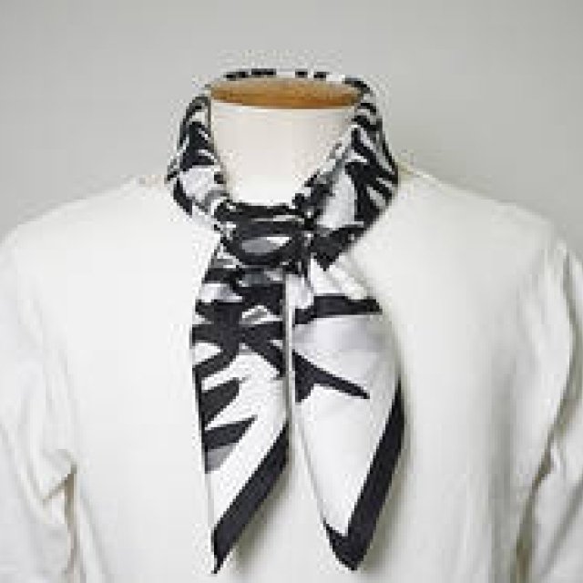 シルクを知り尽くしたネクタイメーカーが、スカーフブランドをスタート｜crabat