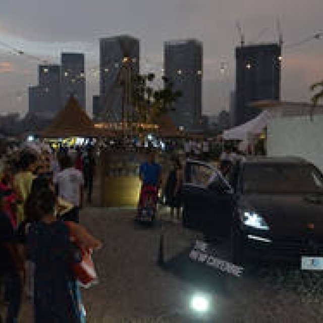 ポルシェが70周年を記念し、真夏の豊洲でグラマラスキャンピング