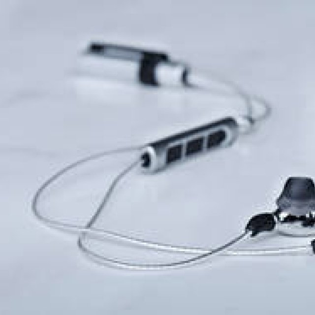 ジュエリーのような美しさをもつワイヤレスイヤホン「XELENTO WIRELESS JP」｜DESIGN