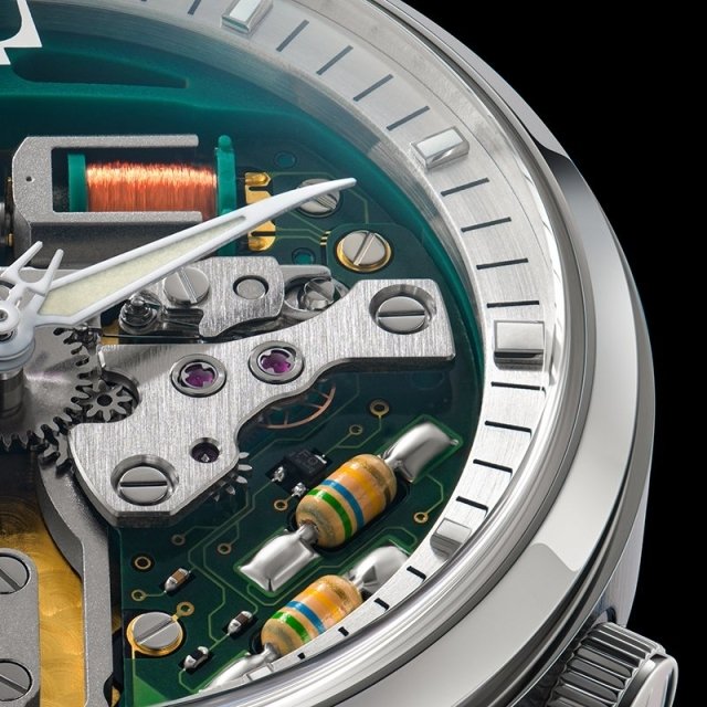 響け、F#の音。アキュトロン音叉時計、誕生から66年目の復活劇