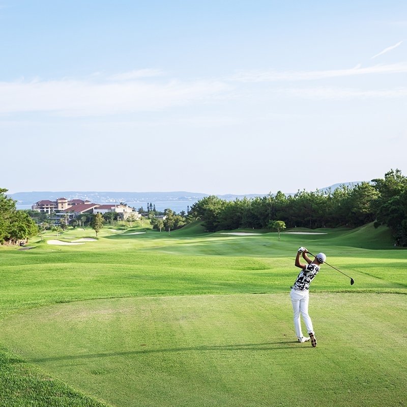 有名プロとのニアピン対決も。ザ・リッツ・カールトン沖縄が特別ゴルフプランの予約を開始