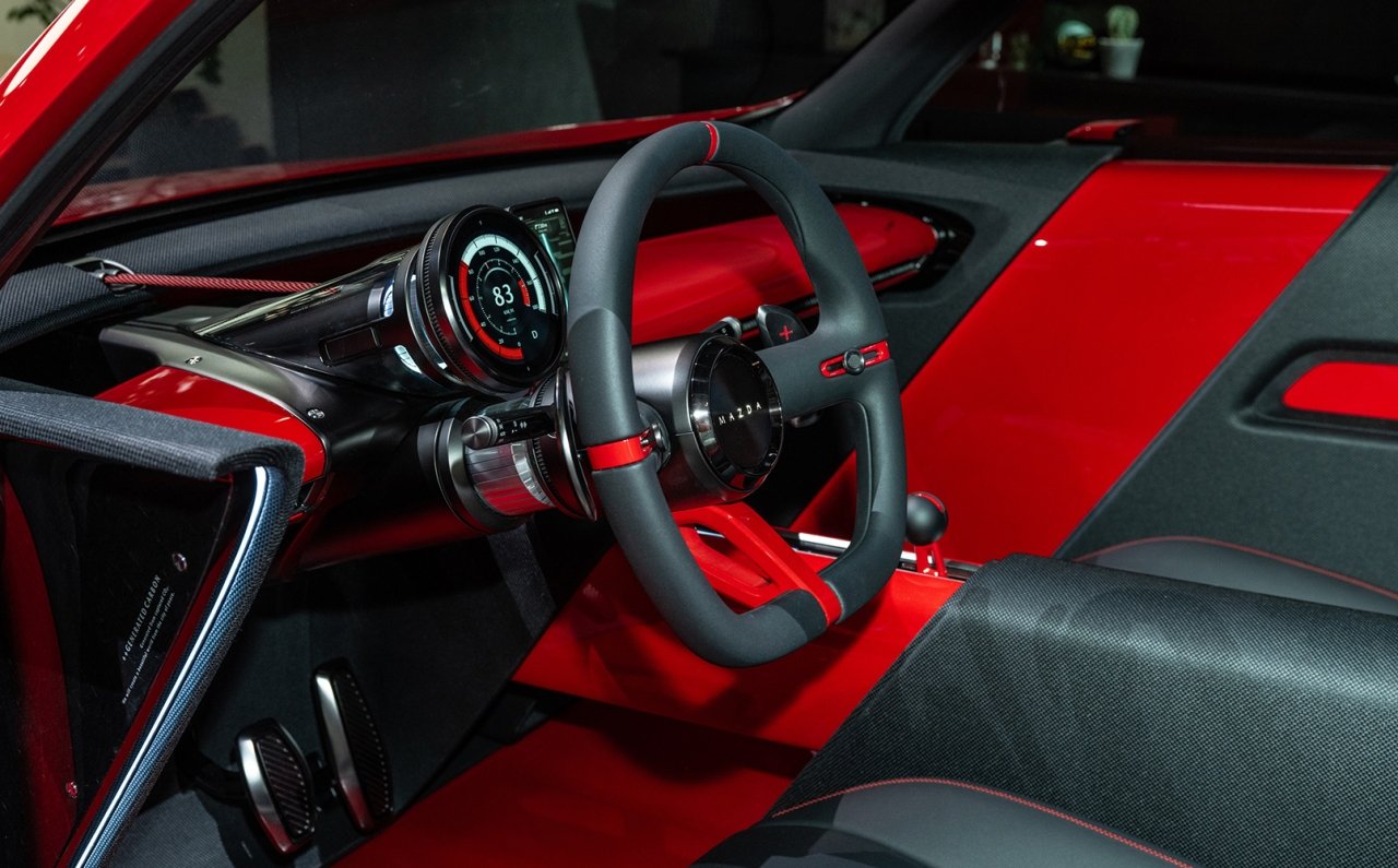 10年後のマツダを示す2台のビジョンモデルを世界初披露