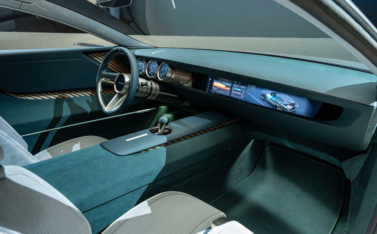 10年後のマツダを示す2台のビジョンモデルを世界初披露