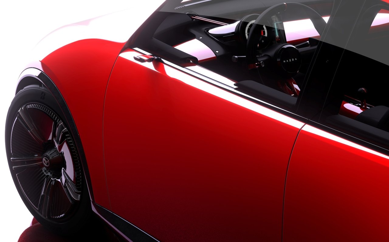 10年後のマツダを示す2台のビジョンモデルを世界初披露