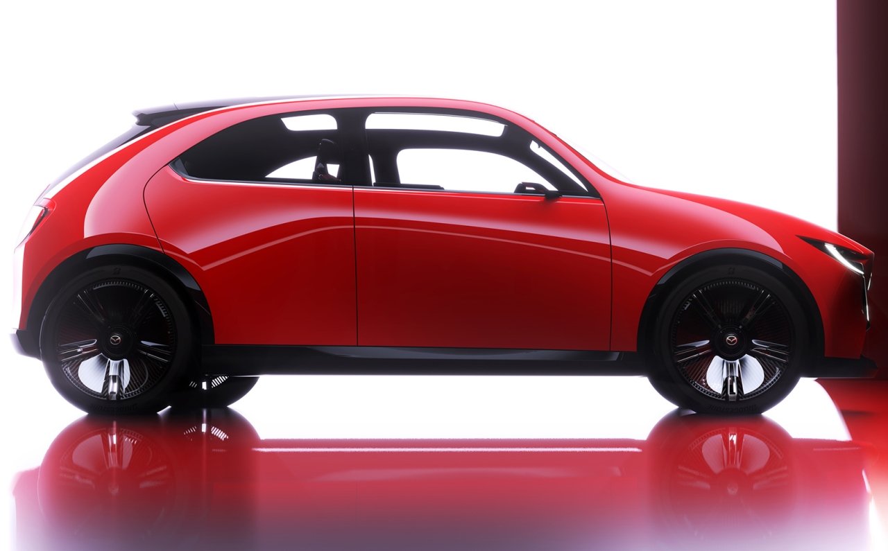 10年後のマツダを示す2台のビジョンモデルを世界初披露