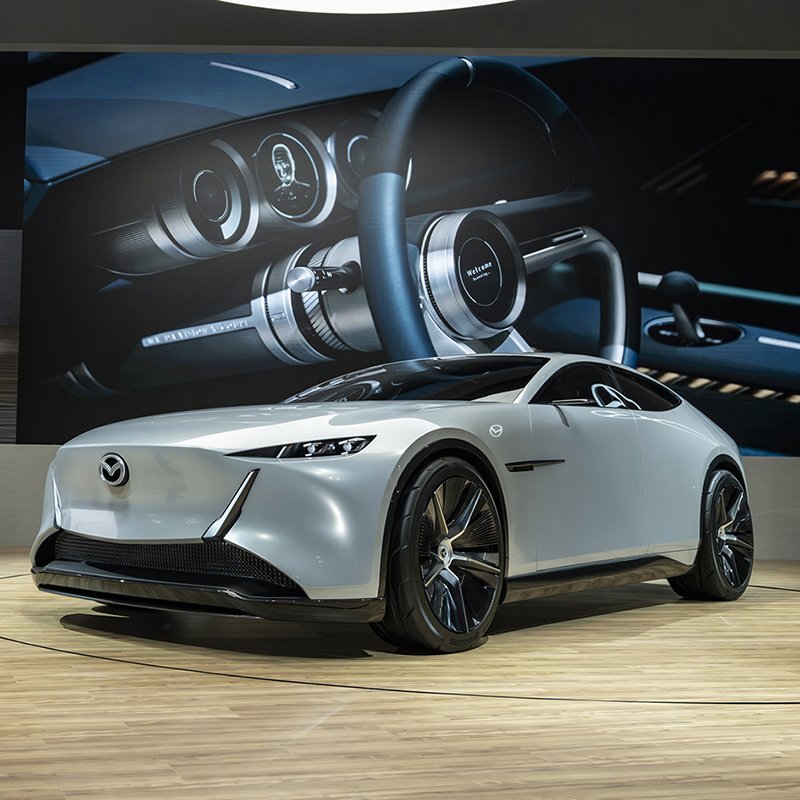 10年後のマツダを示す2台のビジョンモデルを世界初披露