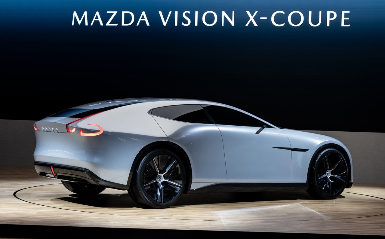 10年後のマツダを示す2台のビジョンモデルを世界初披露