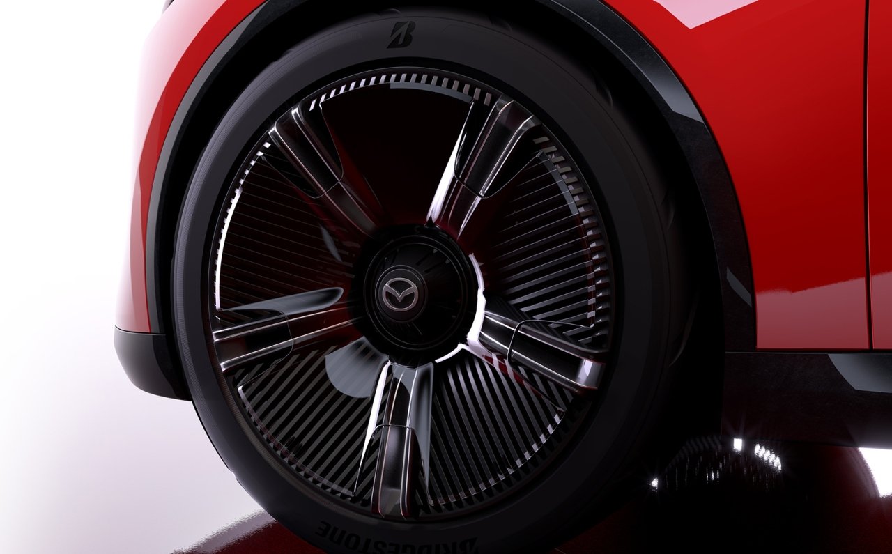 10年後のマツダを示す2台のビジョンモデルを世界初披露