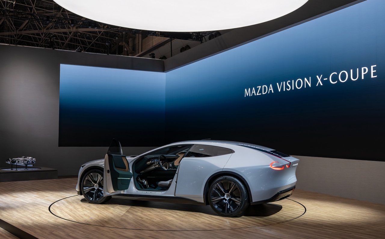 10年後のマツダを示す2台のビジョンモデルを世界初披露