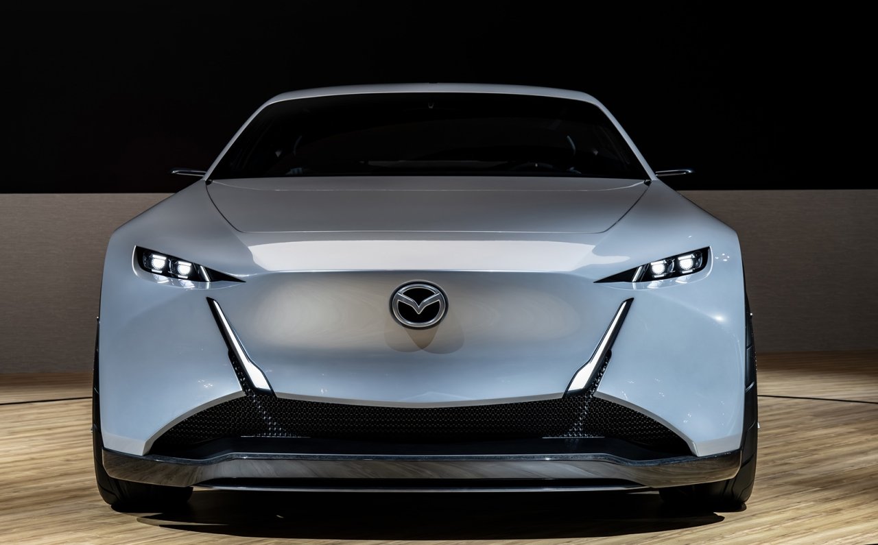 10年後のマツダを示す2台のビジョンモデルを世界初披露