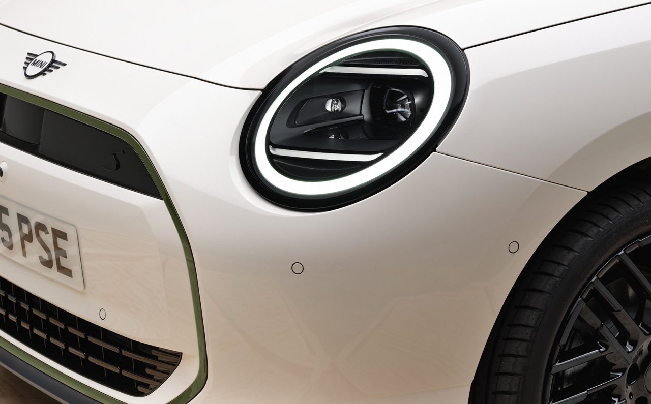 BMW、モビリティショーで最新の「ノイエ・クラッセ」モデルをアジア初披露