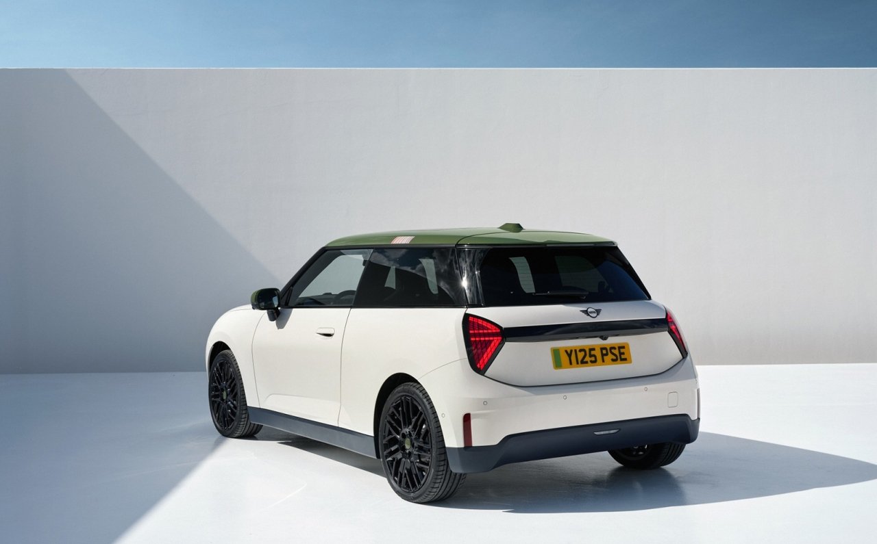 BMW、モビリティショーで最新の「ノイエ・クラッセ」モデルをアジア初披露