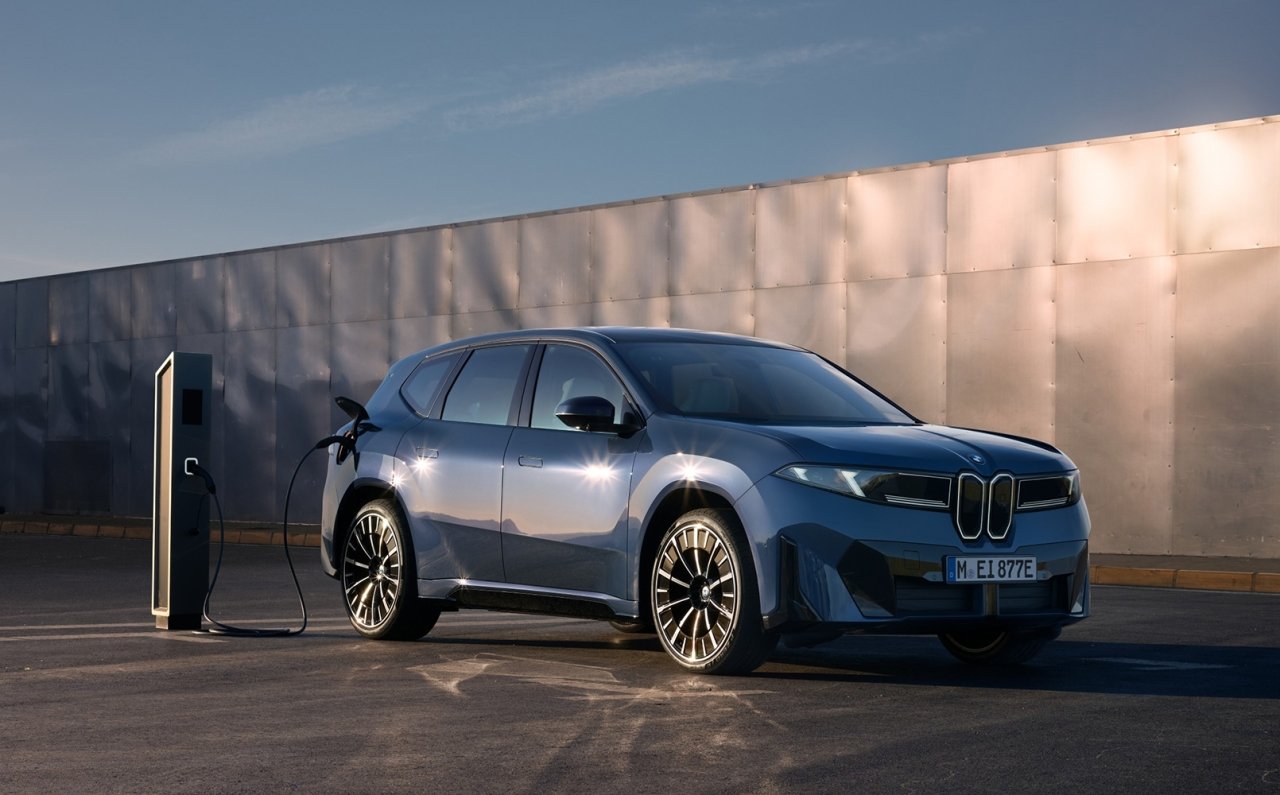 BMW、モビリティショーで最新の「ノイエ・クラッセ」モデルをアジア初披露