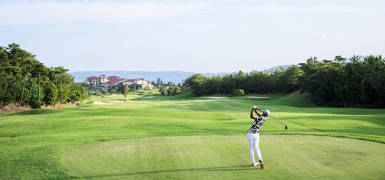 有名プロとのニアピン対決も。ザ・リッツ・カールトン沖縄が特別ゴルフプランの予約を開始
