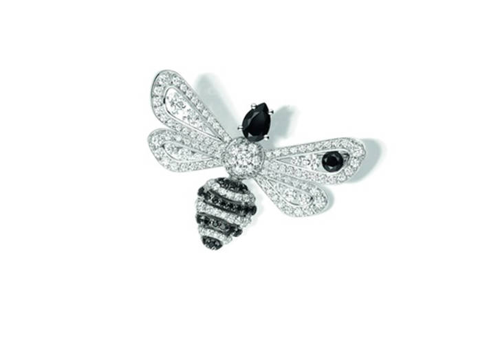 「アトラップ モワ」コレクション アベイユ ブローチ