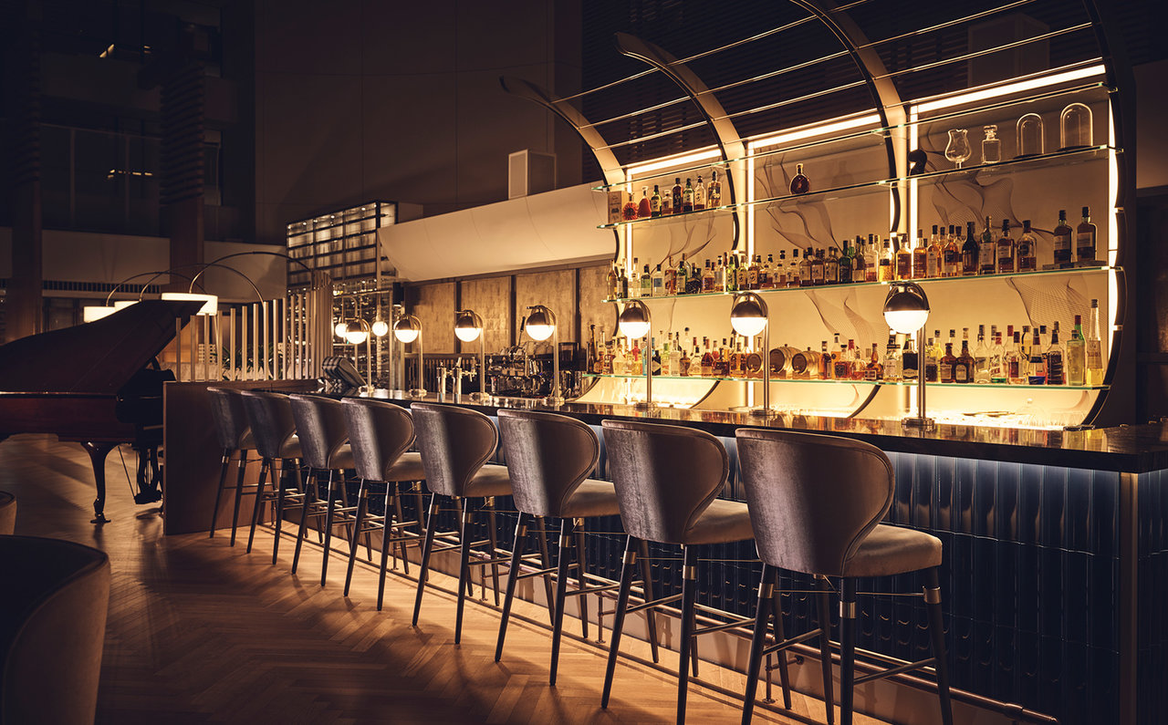 カフェ&バー「リュトモス」