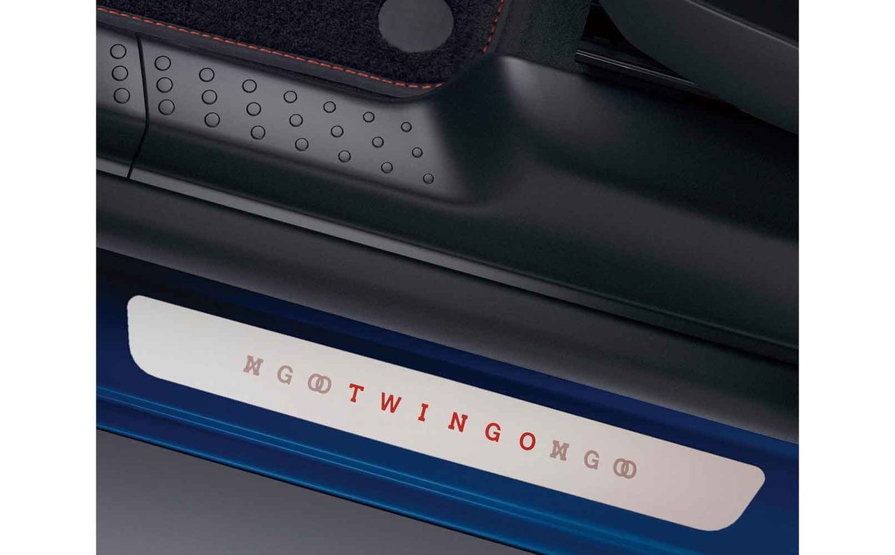 トゥインゴ シグネチャー_キッキングプレート