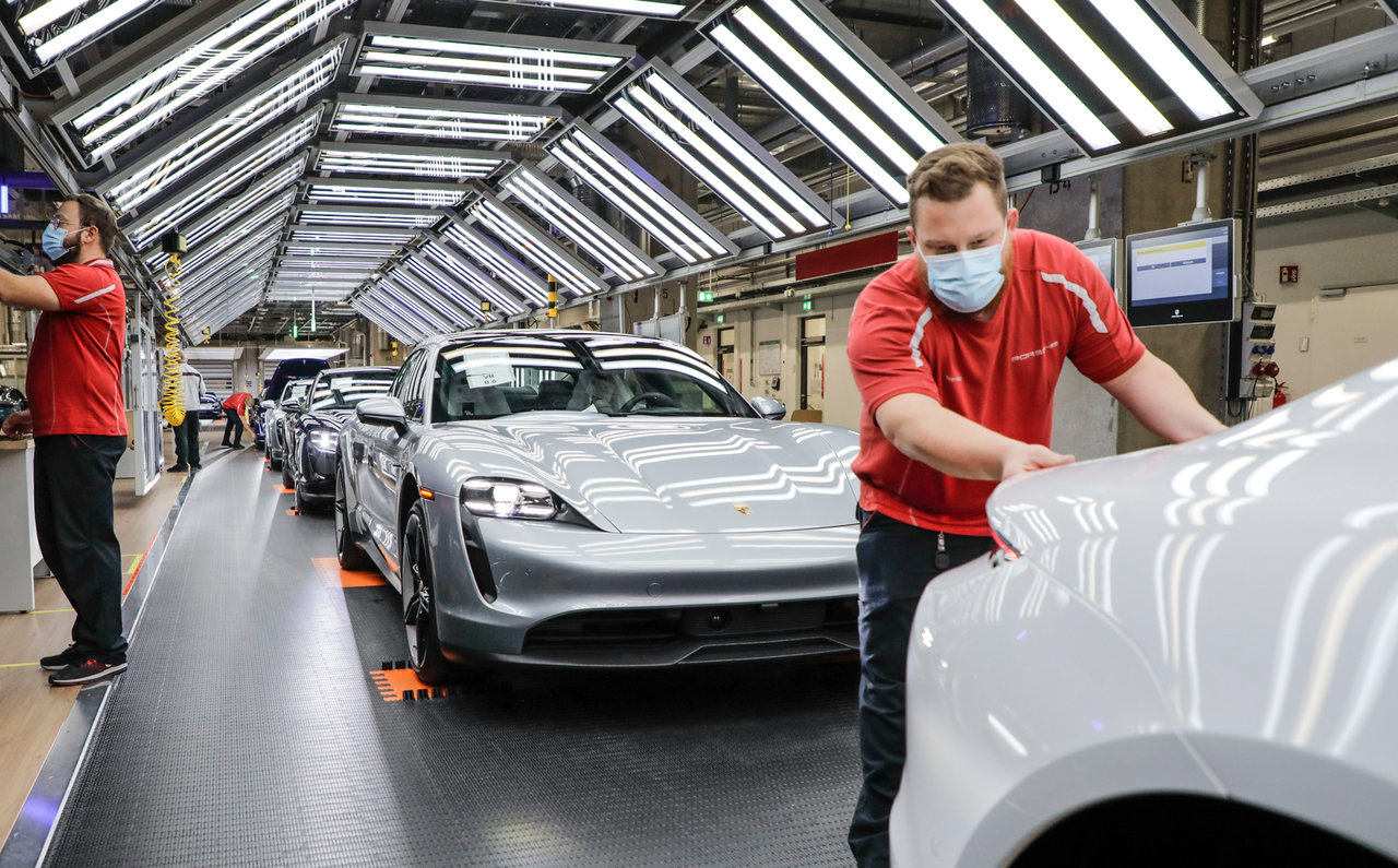 スポーツカーの生産を再開