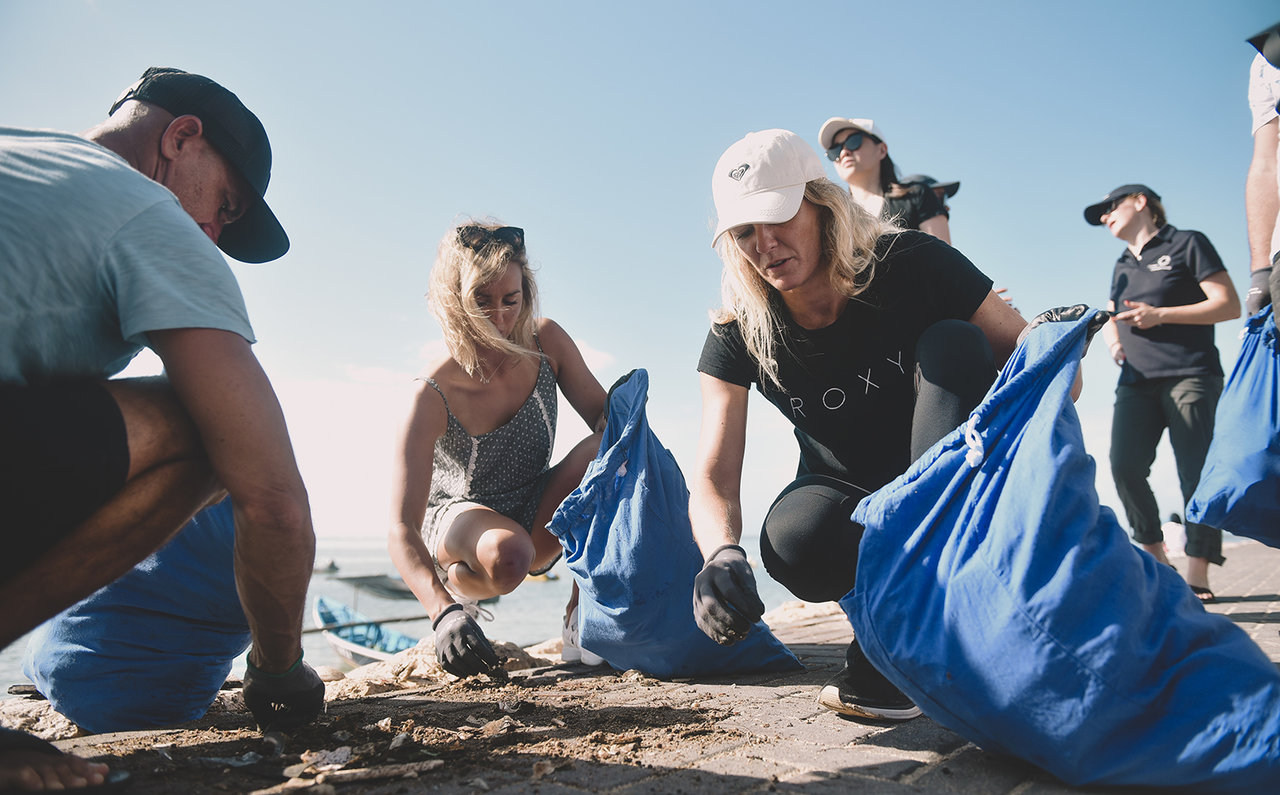 左からケリー・スレーター、サリー・フィッツギボンズ、ステファニー・ギルモア