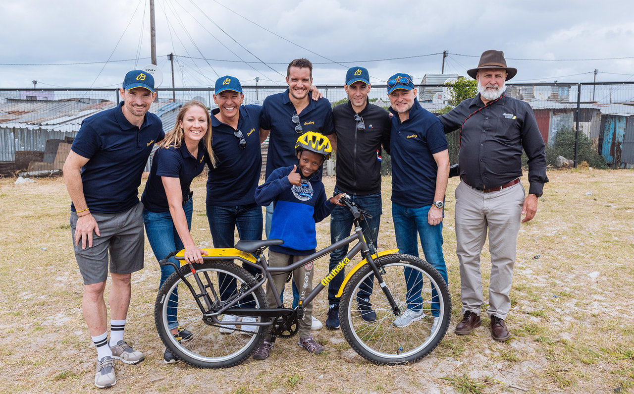 100人の生徒に自転車を寄贈するセレモニーが開催
