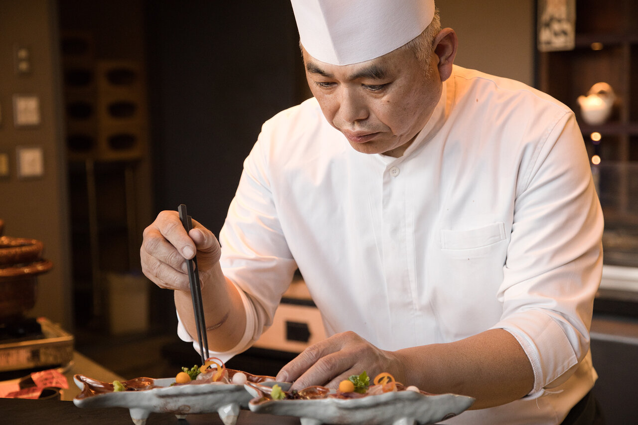 「嘉助」の料理長を務める稲家栄二さん