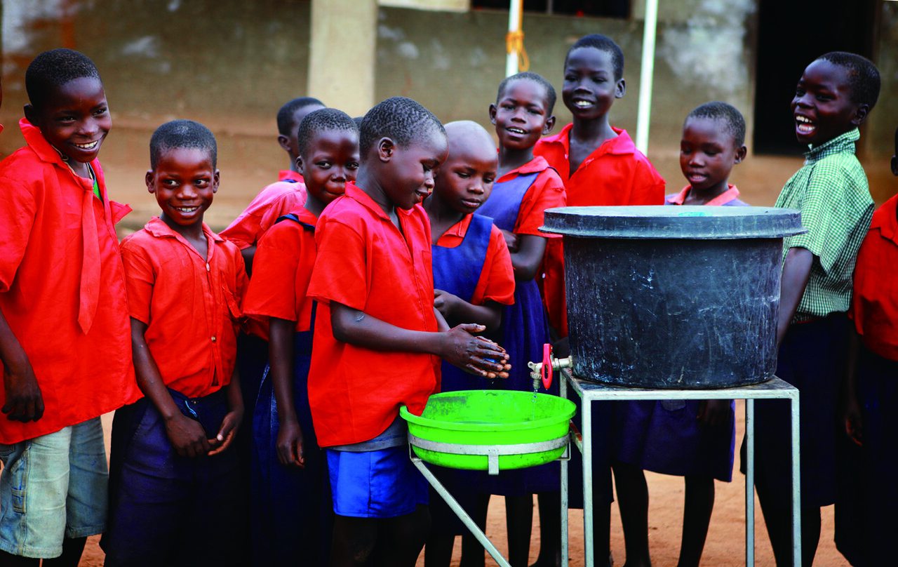 ウガンダの子どもたちの手洗い風景