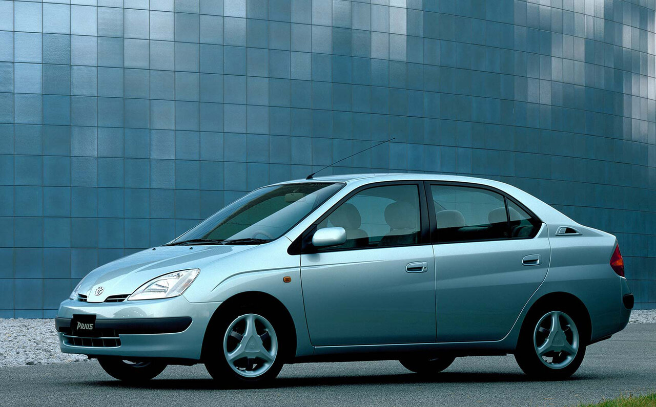 トヨタが1997年に導入した世界初のハイブリッド車、初代「プリウス」