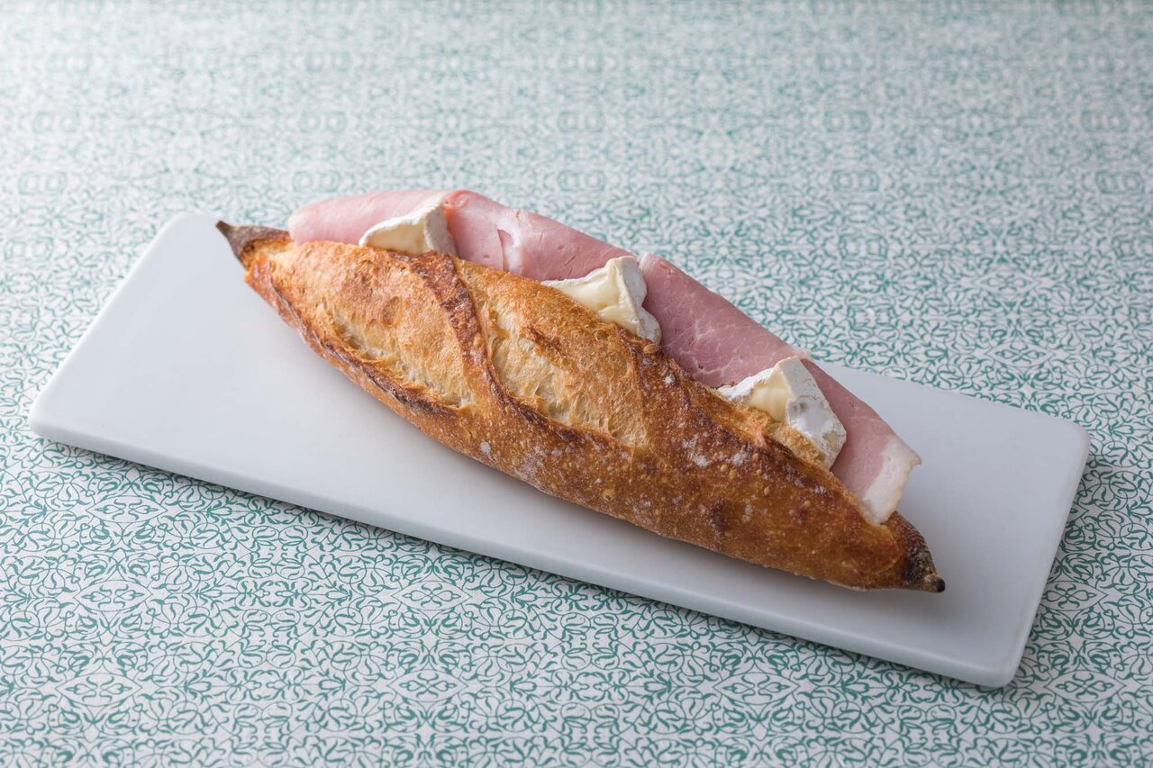 ハムとカマンベールチーズのサンドイッチ 