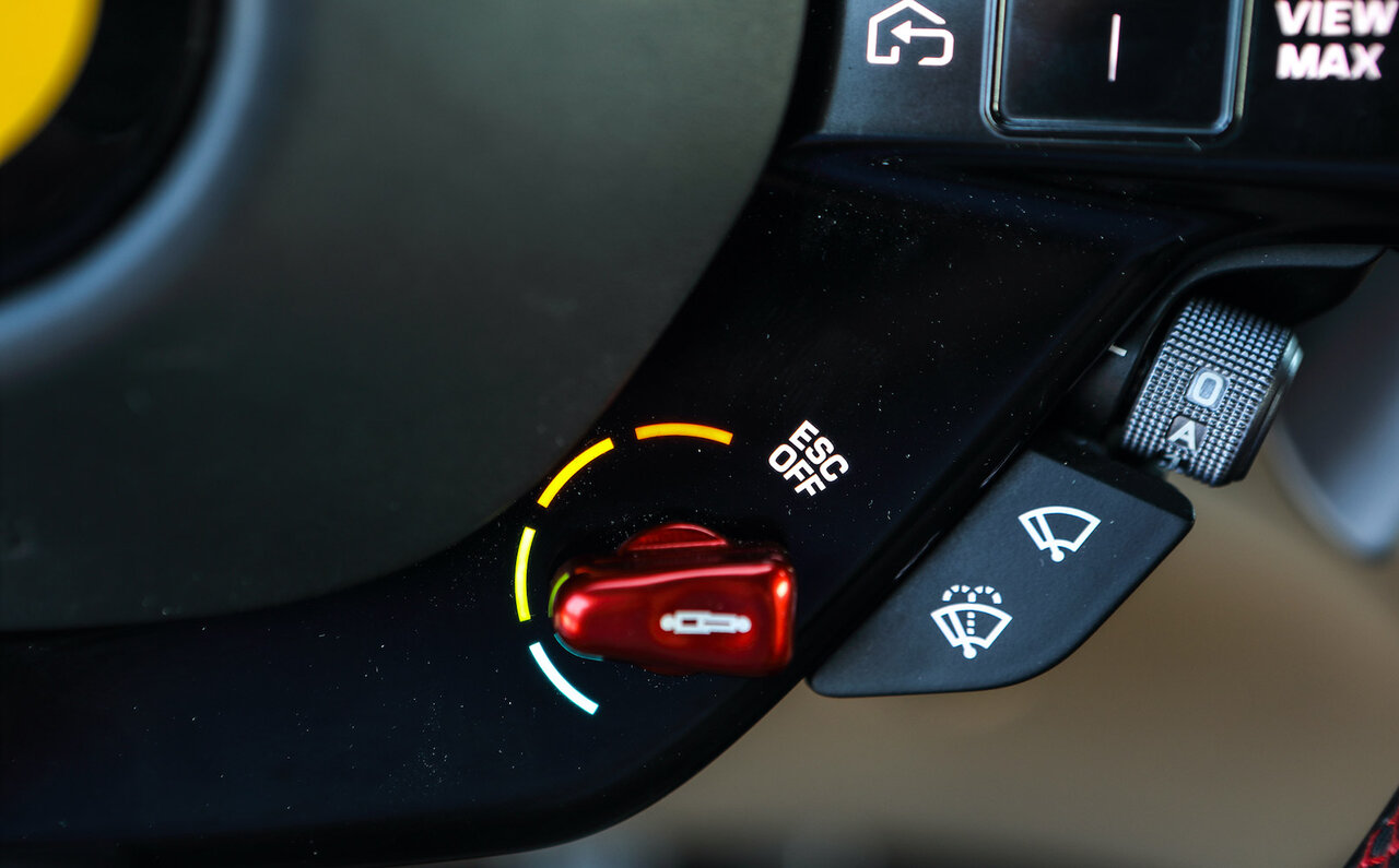 フェラーリの新型+2ミッド・フロントエンジンGT「ローマ」に試乗｜Ferrari