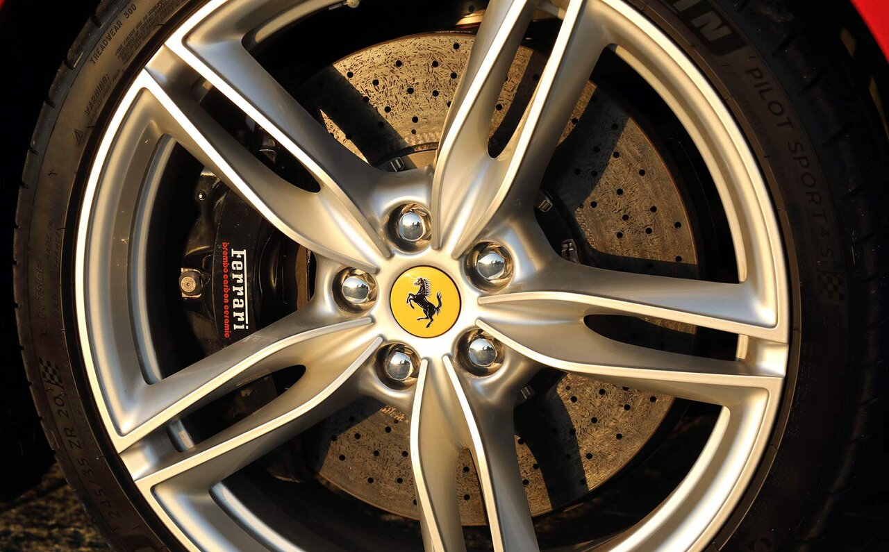 フェラーリの新型+2ミッド・フロントエンジンGT「ローマ」に試乗｜Ferrari