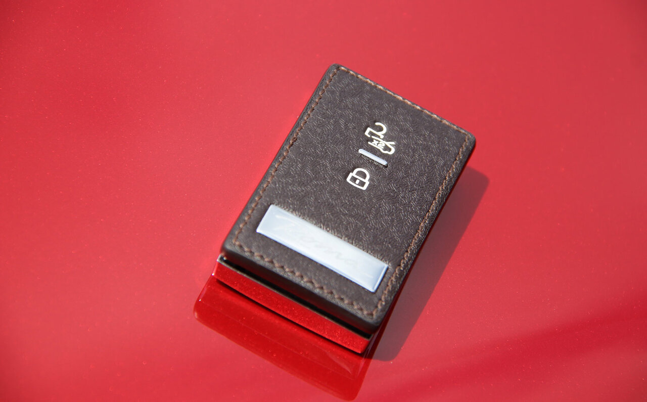 フェラーリの新型+2ミッド・フロントエンジンGT「ローマ」に試乗｜Ferrari