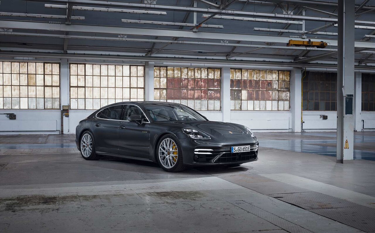 ポルシェ、700psの新型パナメーラを発売|Porsche