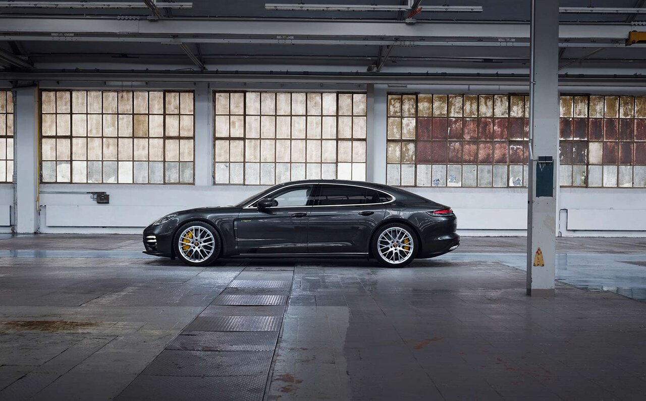 ポルシェ、700psの新型パナメーラを発売|Porsche