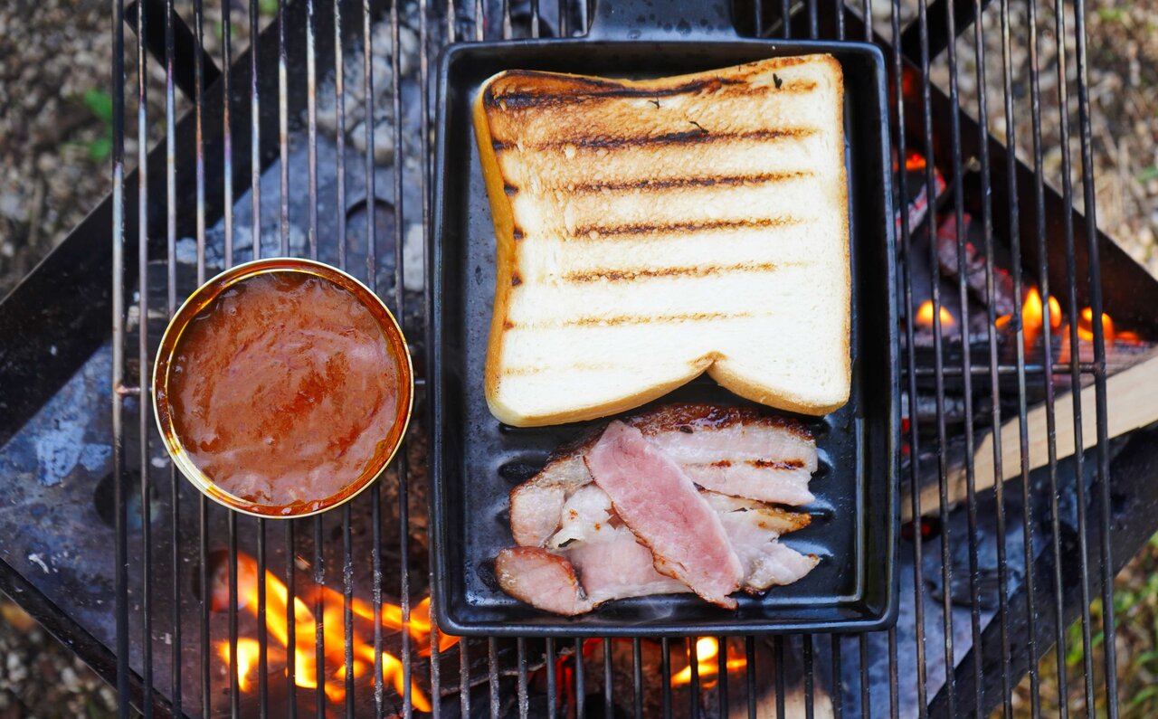 直火と遠赤外線効果で極上のトーストをつくる、パン専用の陶器プレート|Cook very
