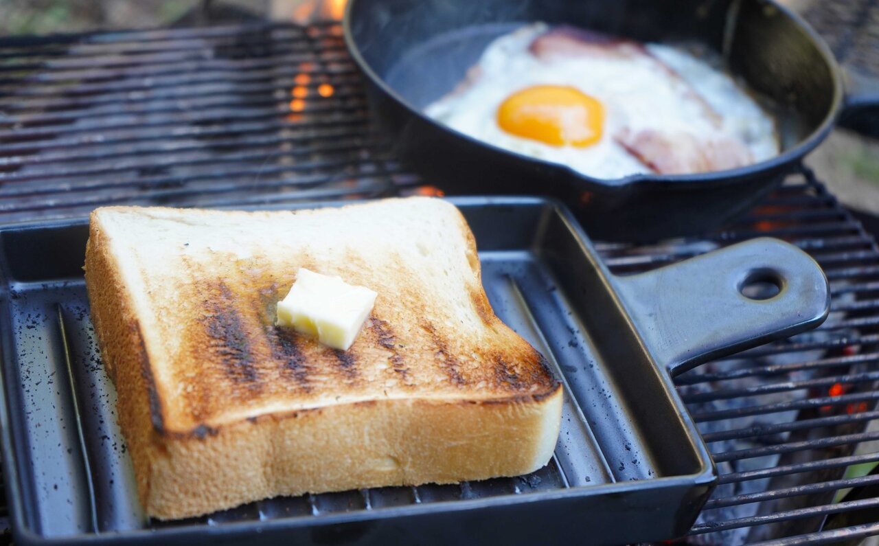 直火と遠赤外線効果で極上のトーストをつくる、パン専用の陶器プレート|Cook very