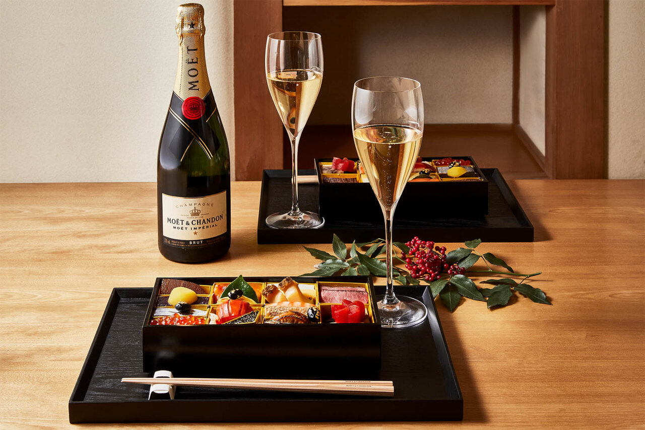 食卓に並んだモエ アンペリアルと北大路 板前手作りおせちセット