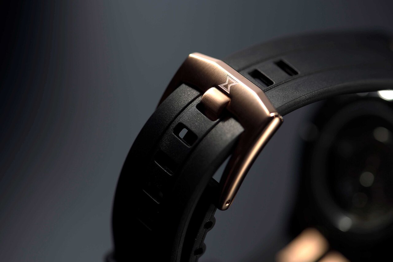 砂時計をモチーフにしたカットワークで魅せる「デルフィン メカノ オートマティック」｜EDOX