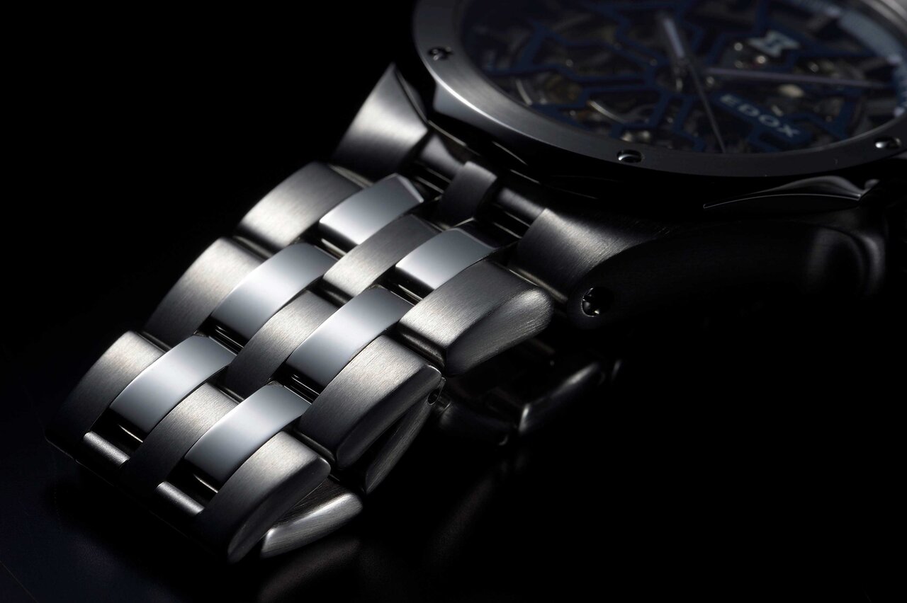 砂時計をモチーフにしたカットワークで魅せる「デルフィン メカノ オートマティック」｜EDOX