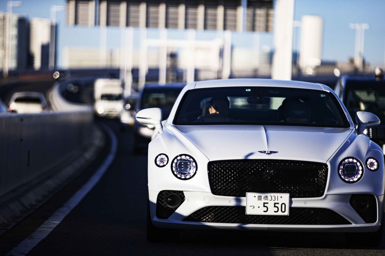 ライフアチーバーが語るベントレーの魅力──栗林研治先生×ベントレーコンチネンタルGT V8|Bentley