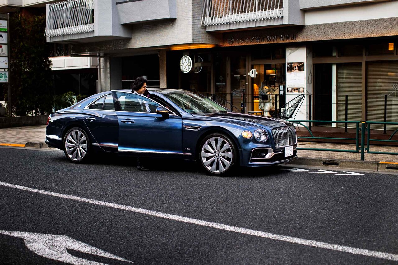 ライフアチーバーが語るベントレーの魅力──富田大介先生×ベントレー フライングスパー｜Bentley