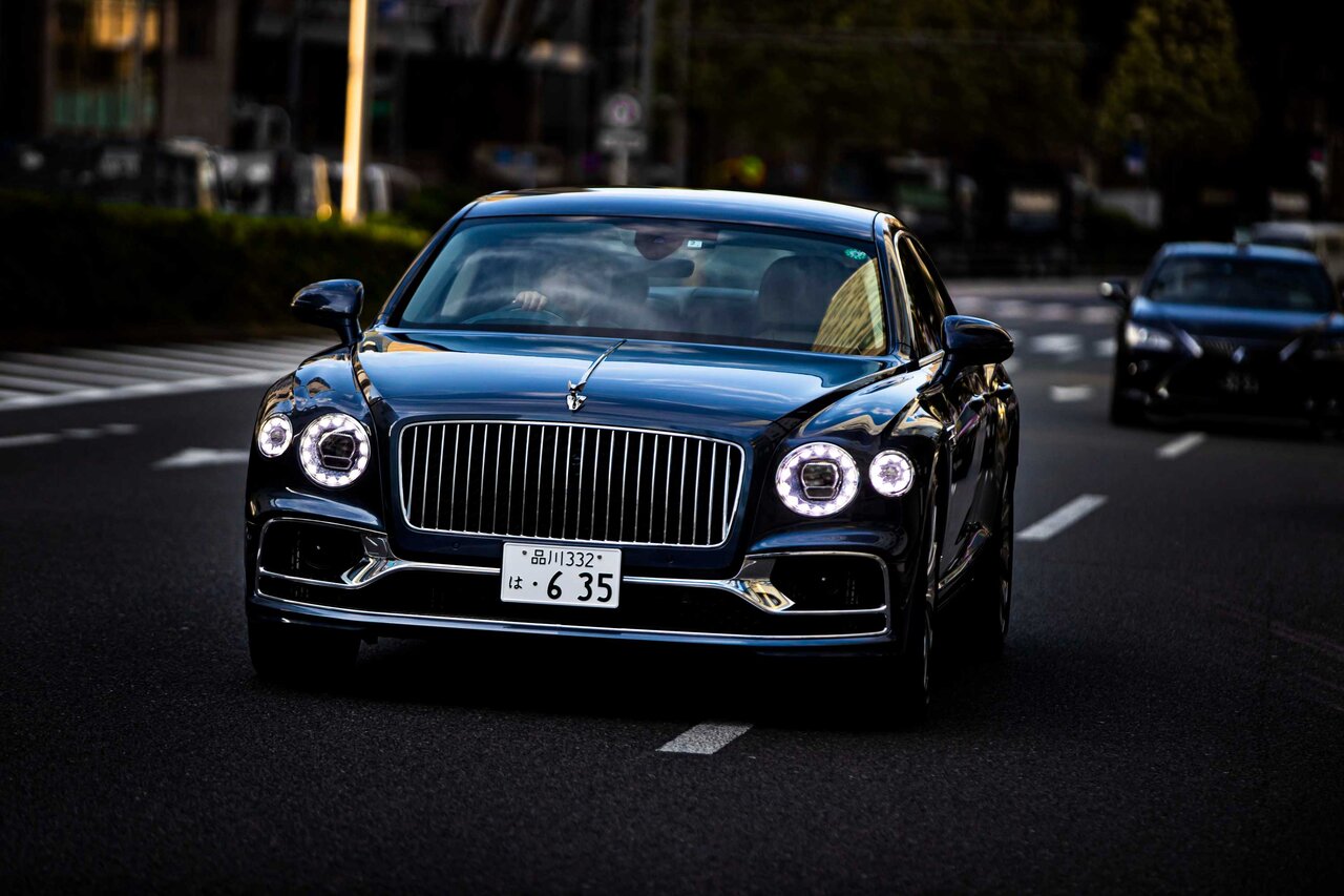 ライフアチーバーが語るベントレーの魅力──富田大介先生×ベントレー フライングスパー｜Bentley