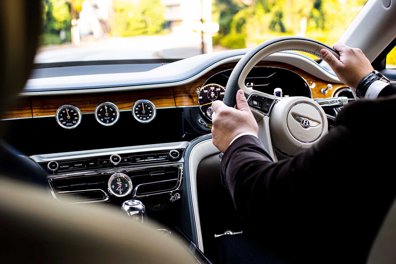 ライフアチーバーが語るベントレーの魅力──富田大介先生×ベントレー フライングスパー｜Bentley