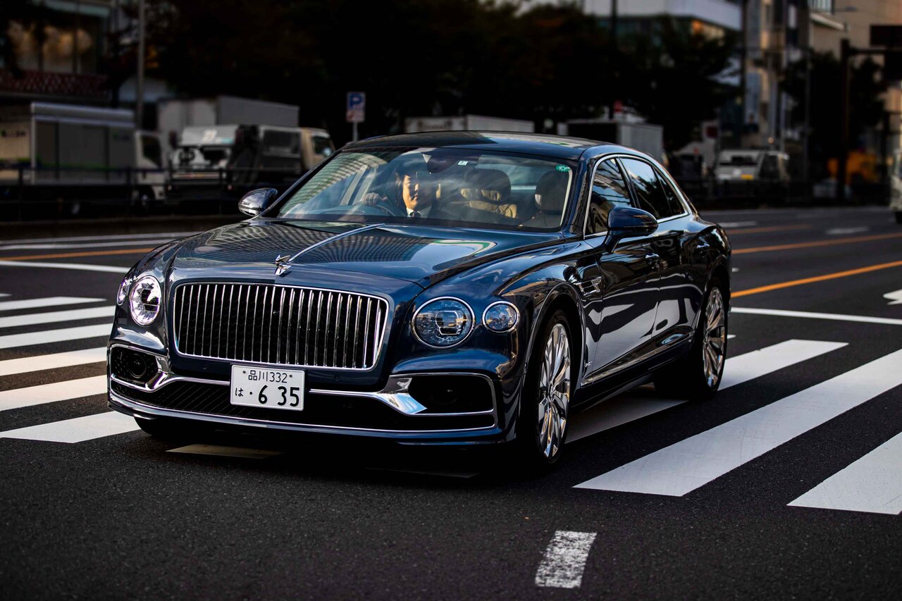 ライフアチーバーが語るベントレーの魅力──富田大介先生×ベントレー フライングスパー｜Bentley