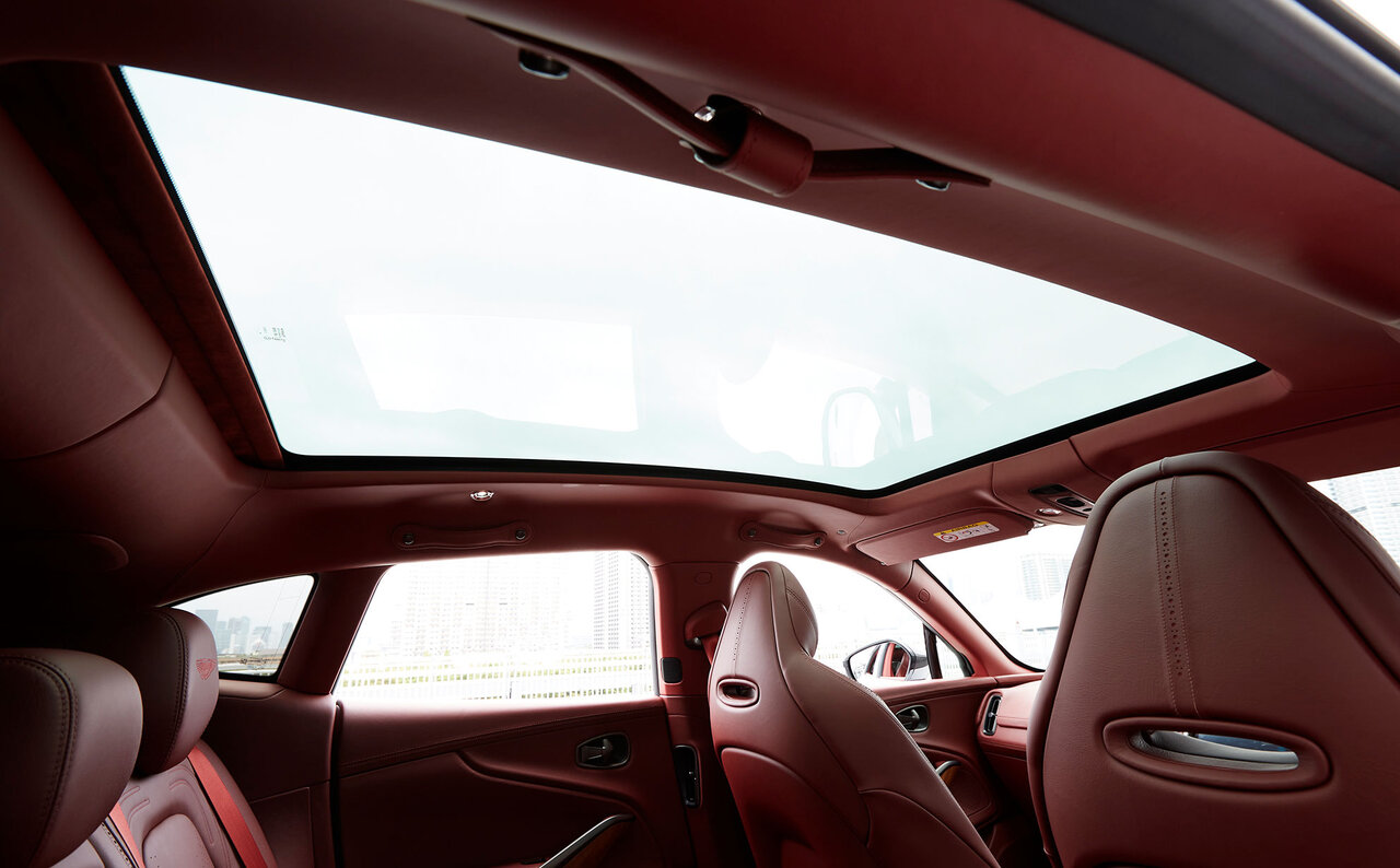 まさに背の高いアストンマーティン──アストンマーティンDBXに試乗|ASTON MARTIN
